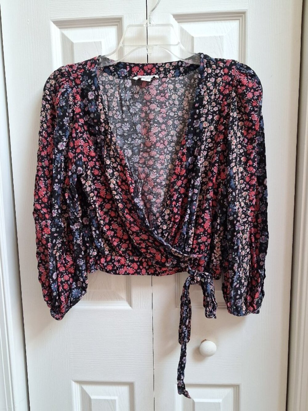 AMERICAN EAGLE Women's Black Floral Faux Wrap Deep V Cropped Blouse sz XS